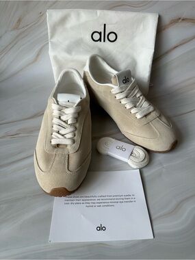 Alo Iconic Retro Suede Sneakers – Beige | Women’s Size EU 40 US 8